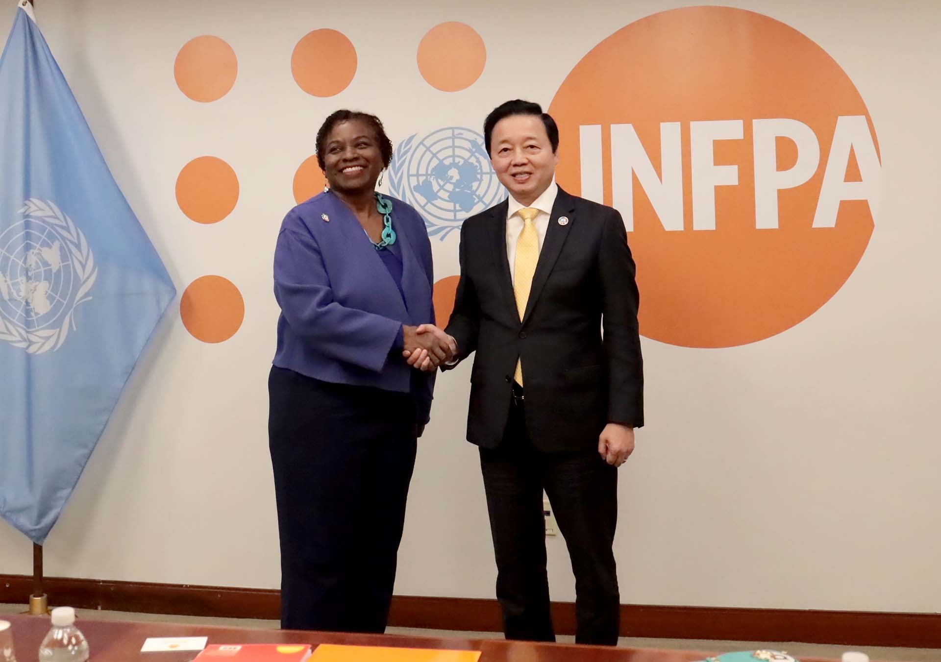 Phó Thủ tướng Trần Hồng Hà gặp Giám đốc điều hành Quỹ Dân số Liên hợp quốc (UNFPA) Natalia Kanem. (Nguồn: TTXVN)