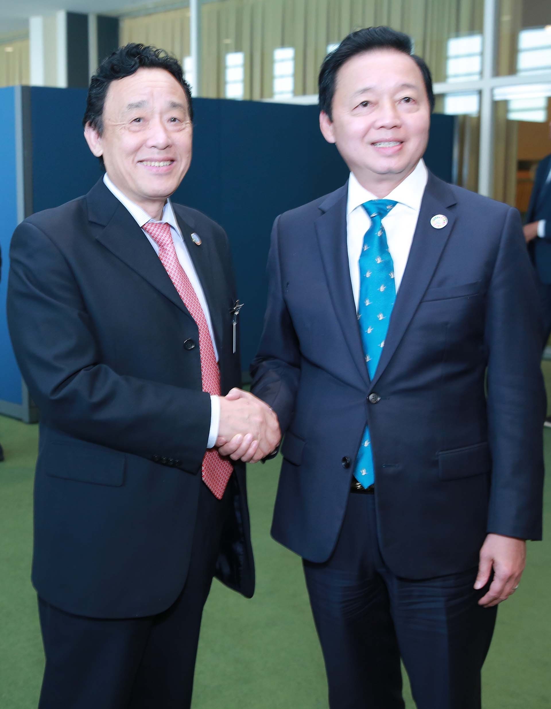 Phó Thủ tướng Trần Hồng Hà gặp Tổng Giám đốc Tổ chức Nông lương Liên hợp quốc (FAO) Qu Dongyu. (Nguồn: TTXVN)