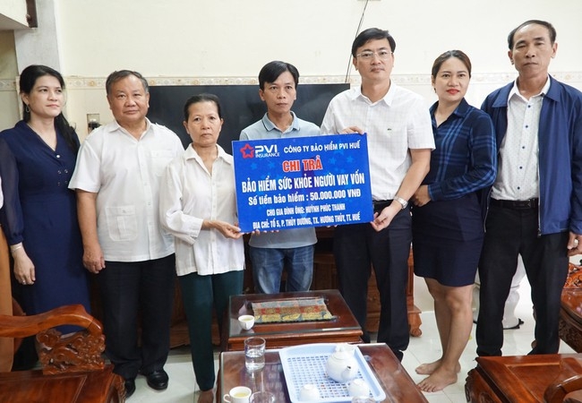 Hội Nông dân Việt Nam phối hợp Bảo hiểm PVI chi trả bồi thường bảo hiểm sức khỏe cho người vay vốn