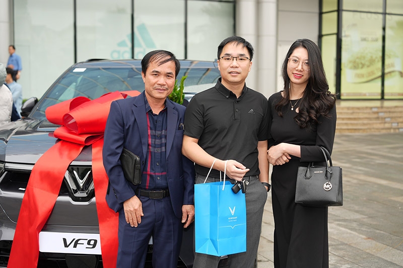 Vinfast chính thức bàn giao xe VF9 cho khách hàng VinFast chính thức bàn giao xe VF 9 cho khách hàng