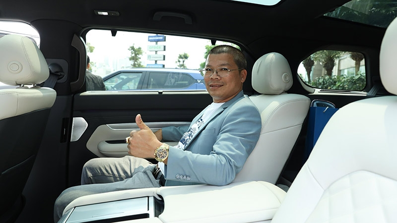 Vinfast chính thức bàn giao xe VF9 cho khách hàng VinFast chính thức bàn giao xe VF 9 cho khách hàng