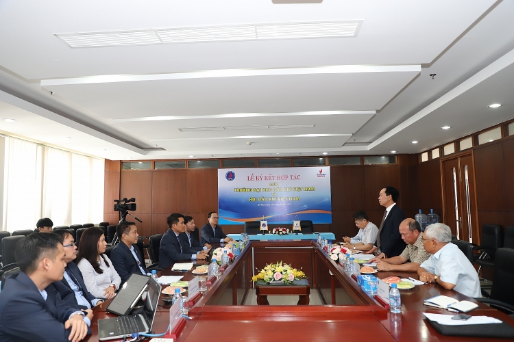 Trường Đại học Dầu khí Việt Nam ký kết thỏa thuận hợp tác với Hội Dầu khí Việt Nam Trường Đại học Dầu khí Việt Nam ký kết thỏa thuận hợp tác với Hội Dầu khí Việt Nam