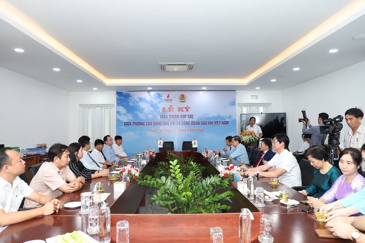 Công đoàn Dầu khí Việt Nam ký kết thỏa thuận hợp tác với PV College