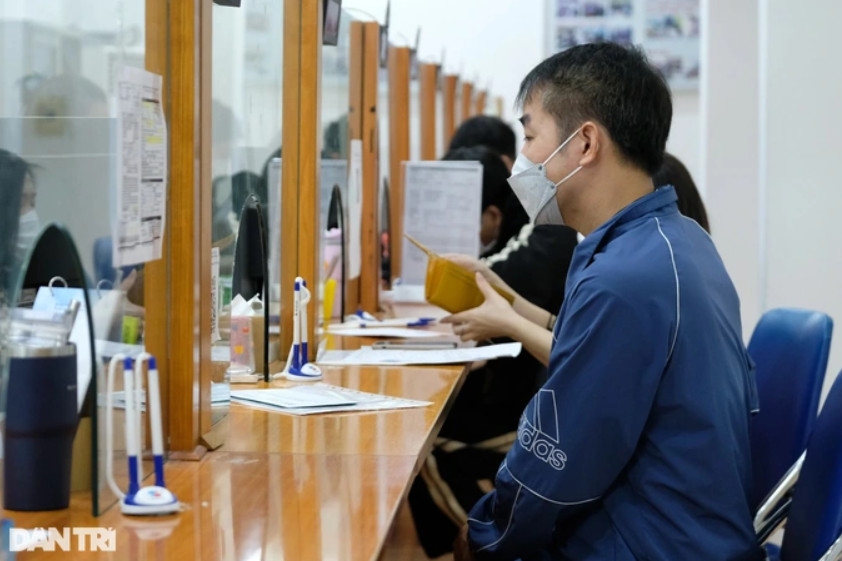 Người lao động làm hồ sơ tại Trung tâm dịch vụ việc làm Hà Nội