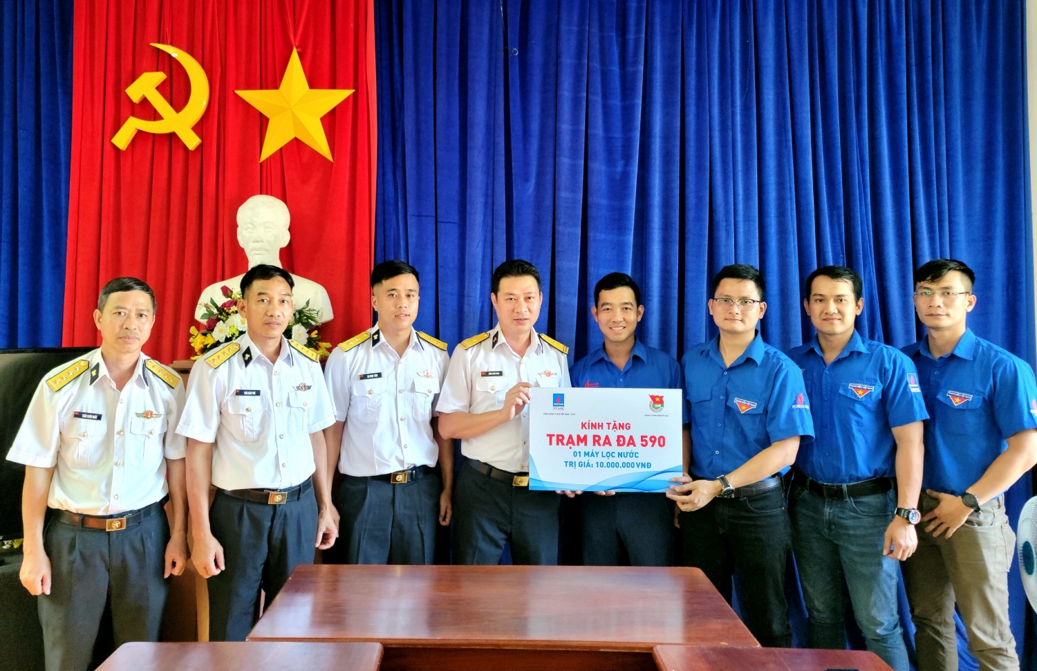 Đoàn công tác KVT – đại diện Đoàn Thanh niên PV GAS đến thăm và tặng máy lọc nước cho Trạm Radar 590 của Trung đoàn 251 - Bộ Quốc phòng