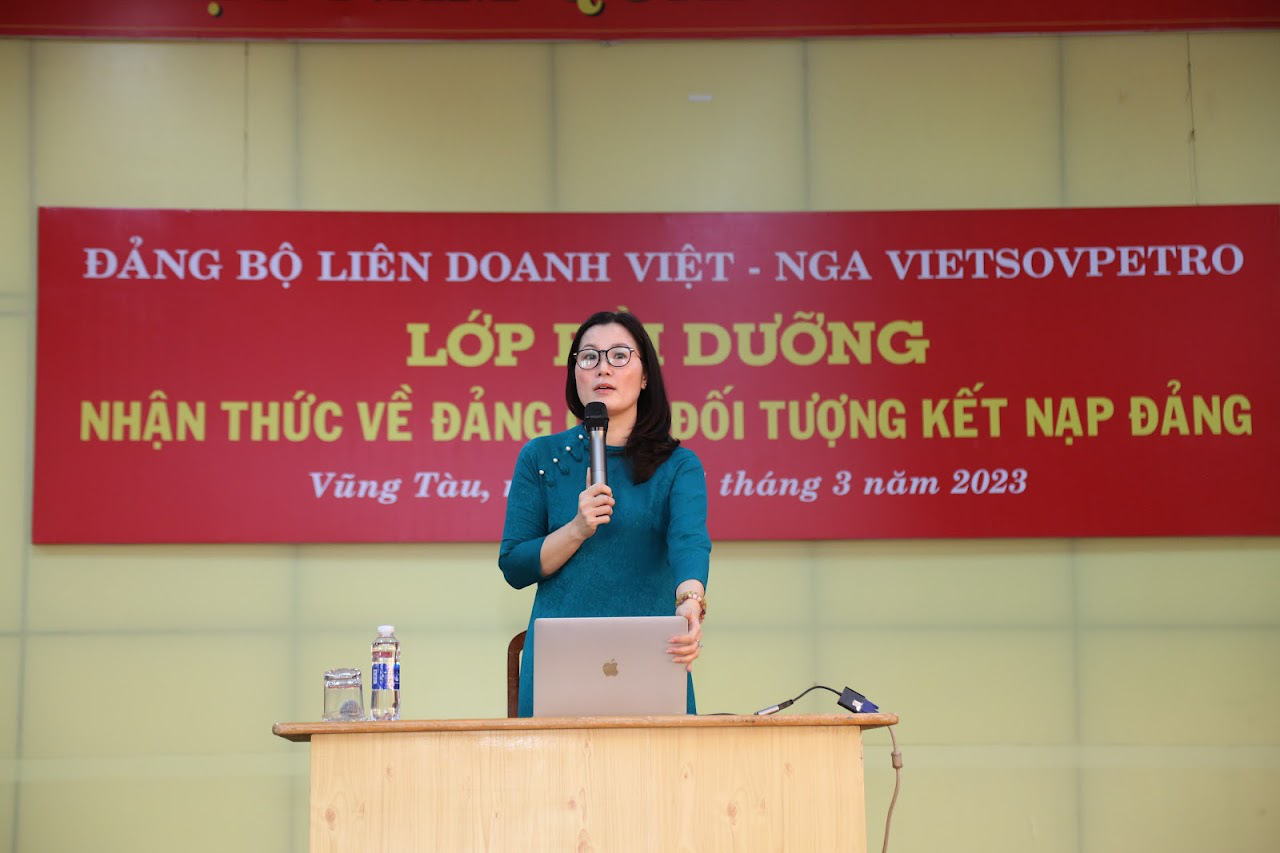 Tiến sỹ Nguyễn Thị Hồng Huệ, Trưởng khoa Lý luận cơ sở Trường Chính trị tỉnh Bà Rịa - Vũng Tàu, báo cáo viên