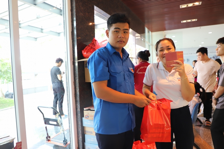 Tuổi trẻ Dầu khí tổ chức chương trình hiến máu nhân đạo với chủ đề “Một giọt máu cho đi, một cuộc đời ở lại”. Tuổi trẻ Dầu khí tổ chức chương trình hiến máu nhân đạo với chủ đề “Một giọt máu cho đi, một cuộc đời ở lại”