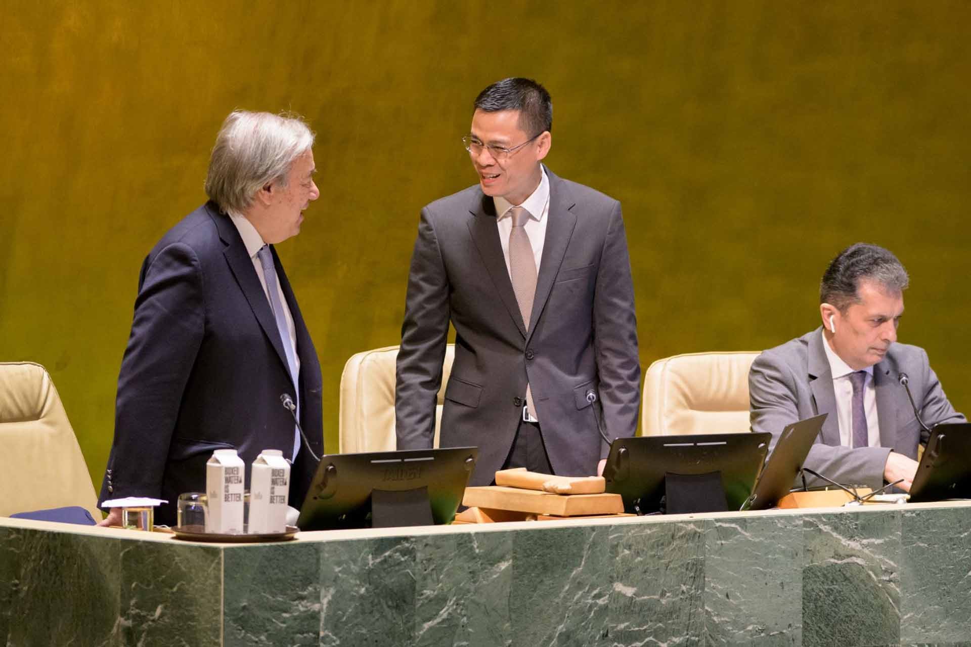 Phó Chủ tịch Đại hội đồng LHQ, Đại sứ Đặng Hoàng Giang, Trưởng Phái đoàn đại diện Việt Nam tại LHQ (bên phải), trao đổi với Tổng thư ký LHQ António Guterres.