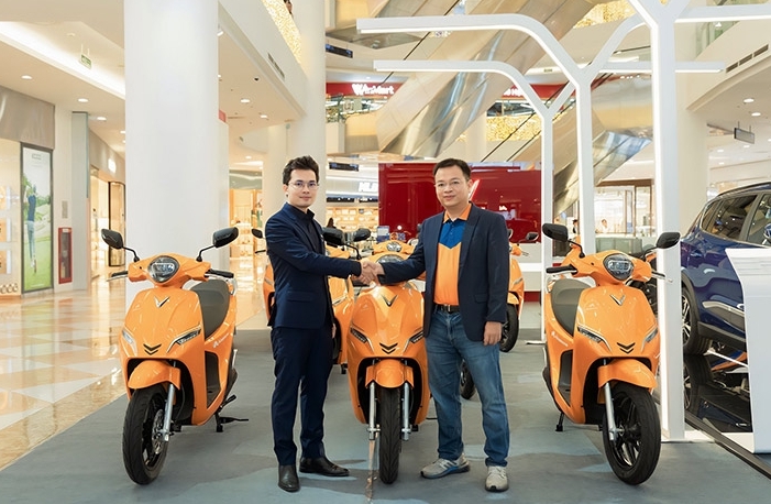 Ahamove mua 200 xe VinFast để triển khai dịch vụ cho thuê xe máy điện đầu tiên tại Việt Nam