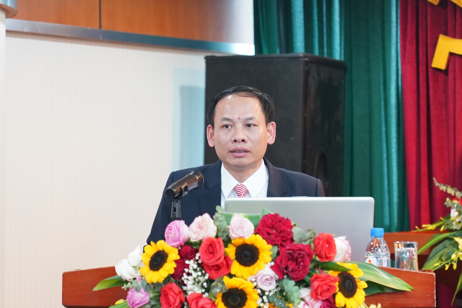 Chủ tịch Công đoàn VPI Vũ Ngọc Trình báo cáo kết quả hoạt động của Ban chấp hành Công đoàn VPI khóa XI, nhiệm kỳ 2018 - 2023 và phương hướng, nhiệm vụ công tác khóa XII, nhiệm kỳ 2023 - 2028