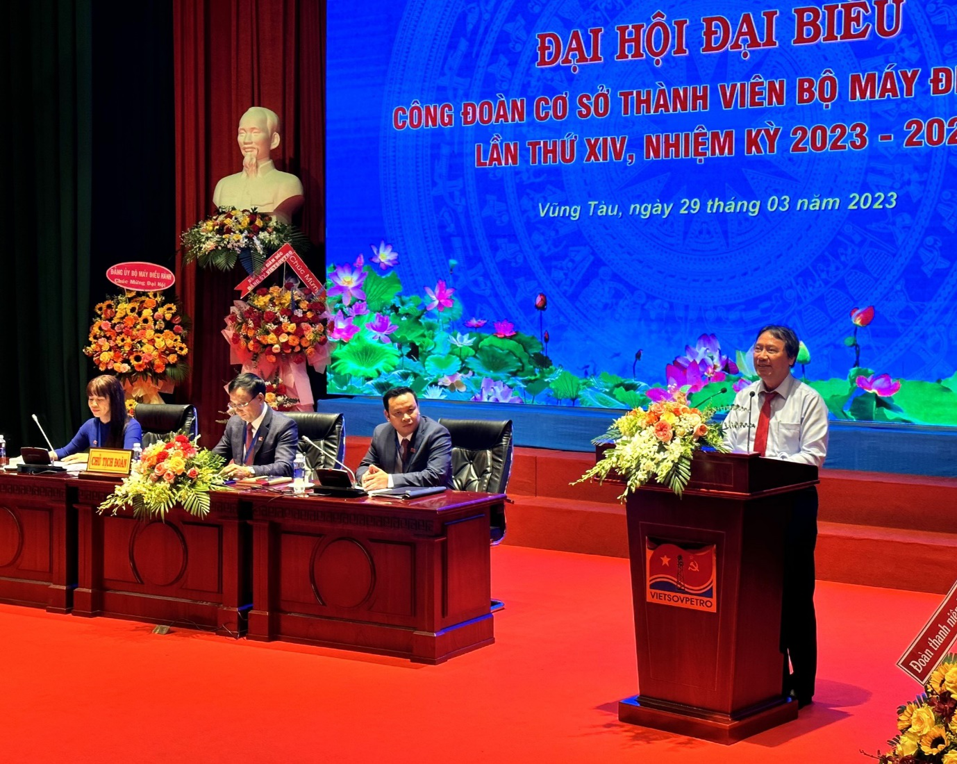 Đồng chí Nguyễn Quốc Đạt - Chủ tịch Công đoàn Liên doanh Việt - Nga Vietsovpetro phát biểu chỉ đạo tại Đại hội 