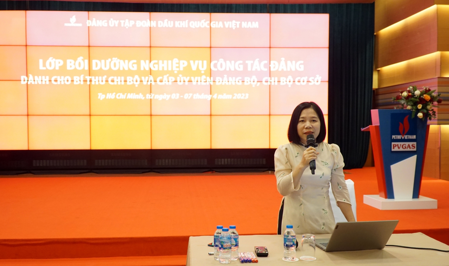 đồng chí Đặng Thị Minh Hảo – Giảng viên chính, Khoa Xây dựng Đảng Trường Đào tạo cán bộ Lê Hồng Phong Hà Nội