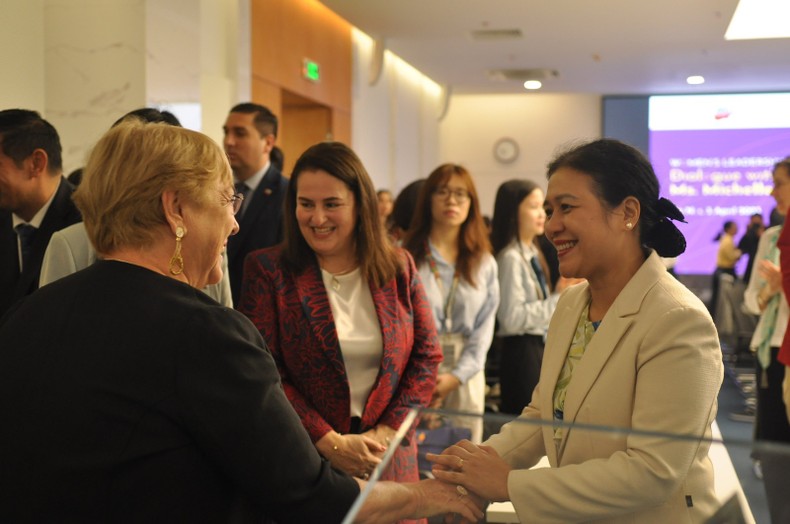 Cựu Tổng thống Chile gặp gỡ các cán bộ ngoại giao nữ và sinh viên Việt Nam ảnh 1