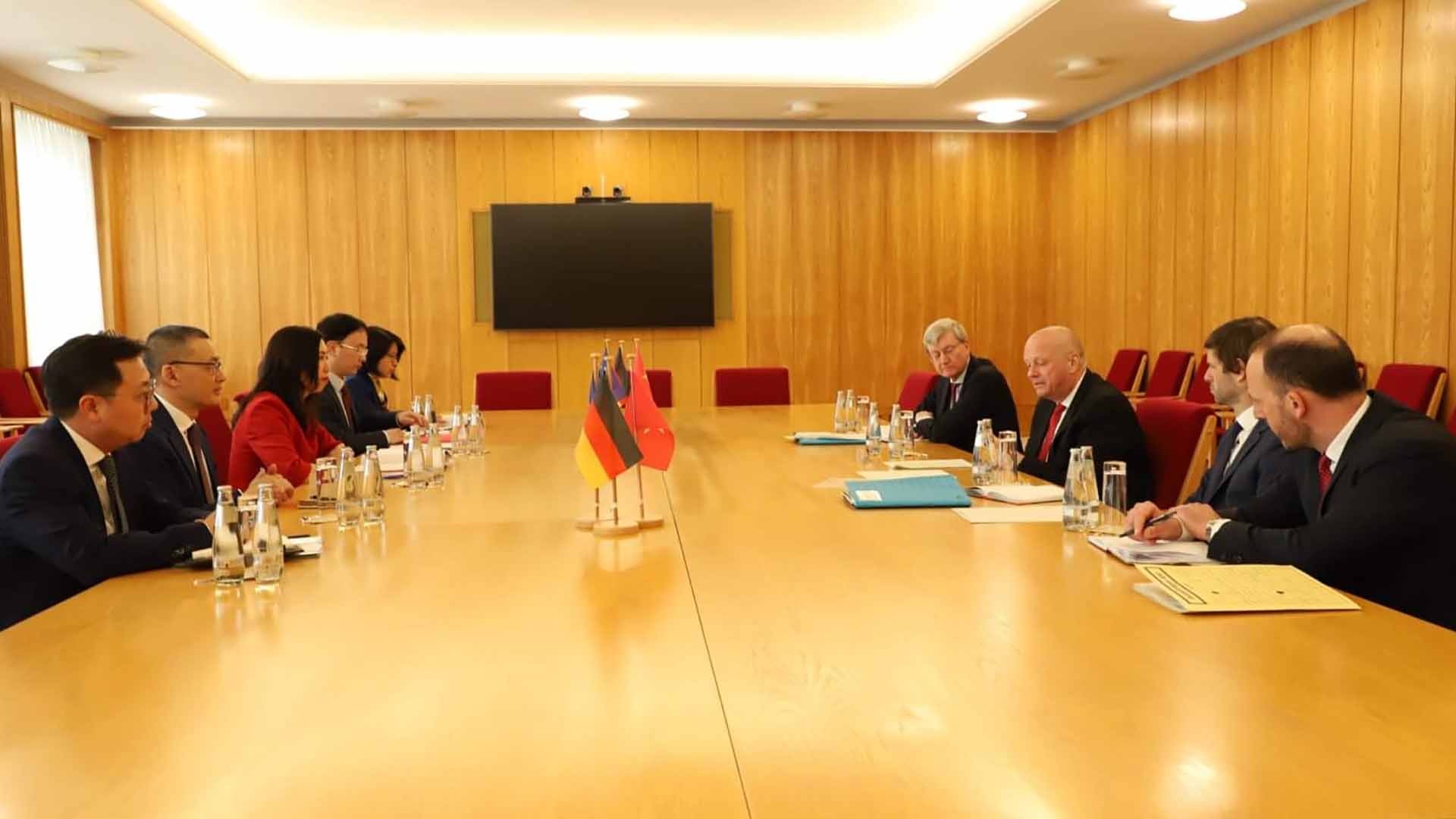 Thứ trưởng Ngoại giao Lê Thị Thu Hằng và Quốc Vụ khanh Bộ Ngoại giao Đức Andreas Michaelis đồng chủ trì cuộc đối thoại.