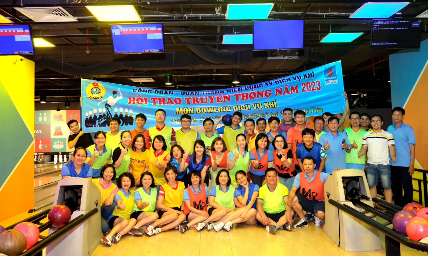 Tập thể DVK vui họp mặt thi đấu Bowling