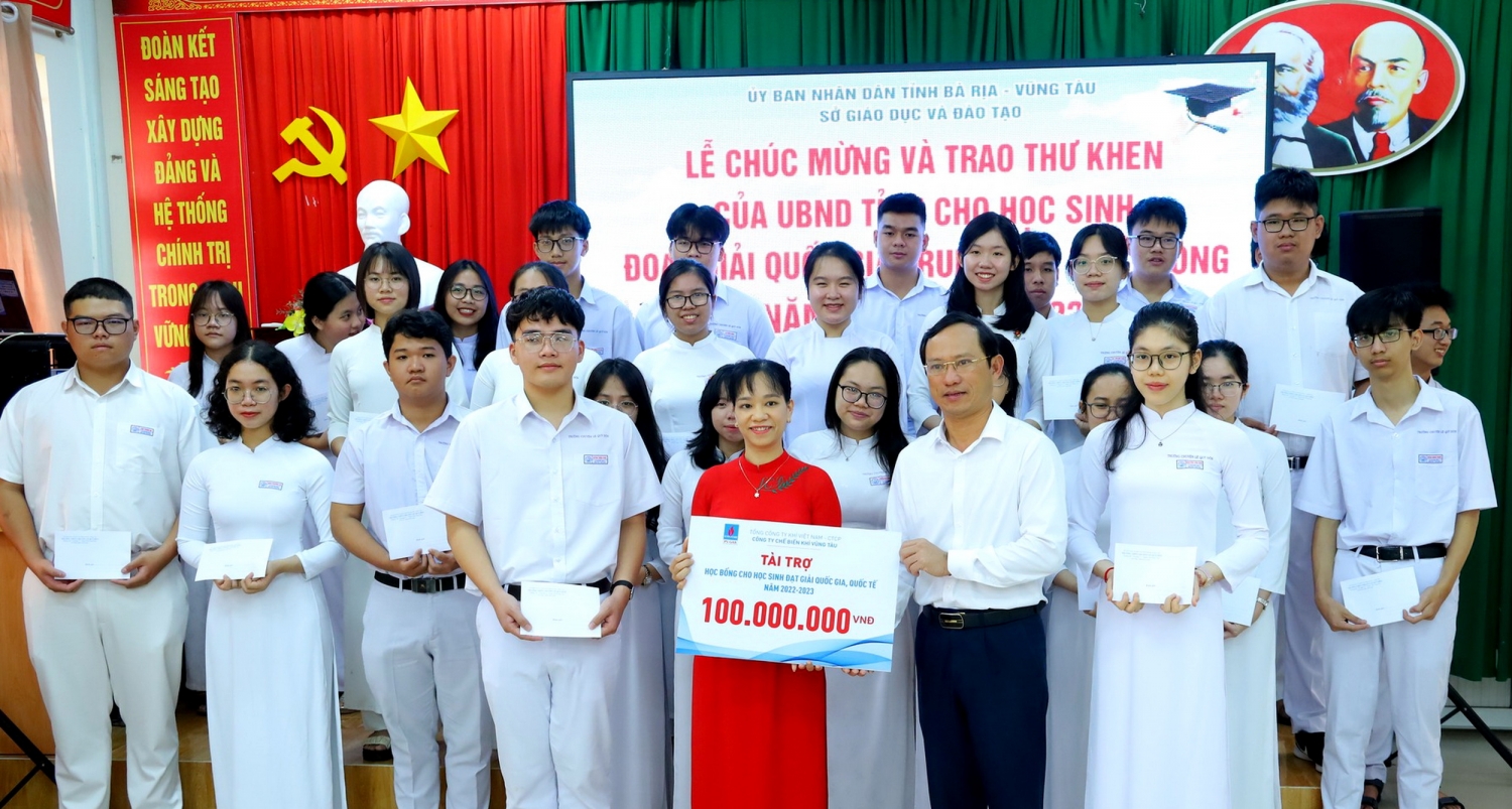 Giám đốc KVT trao tặng học bổng cho 30 học sinh đạt giải quốc gia của trường chuyên Lê Quý Đôn, tỉnh BR-VT