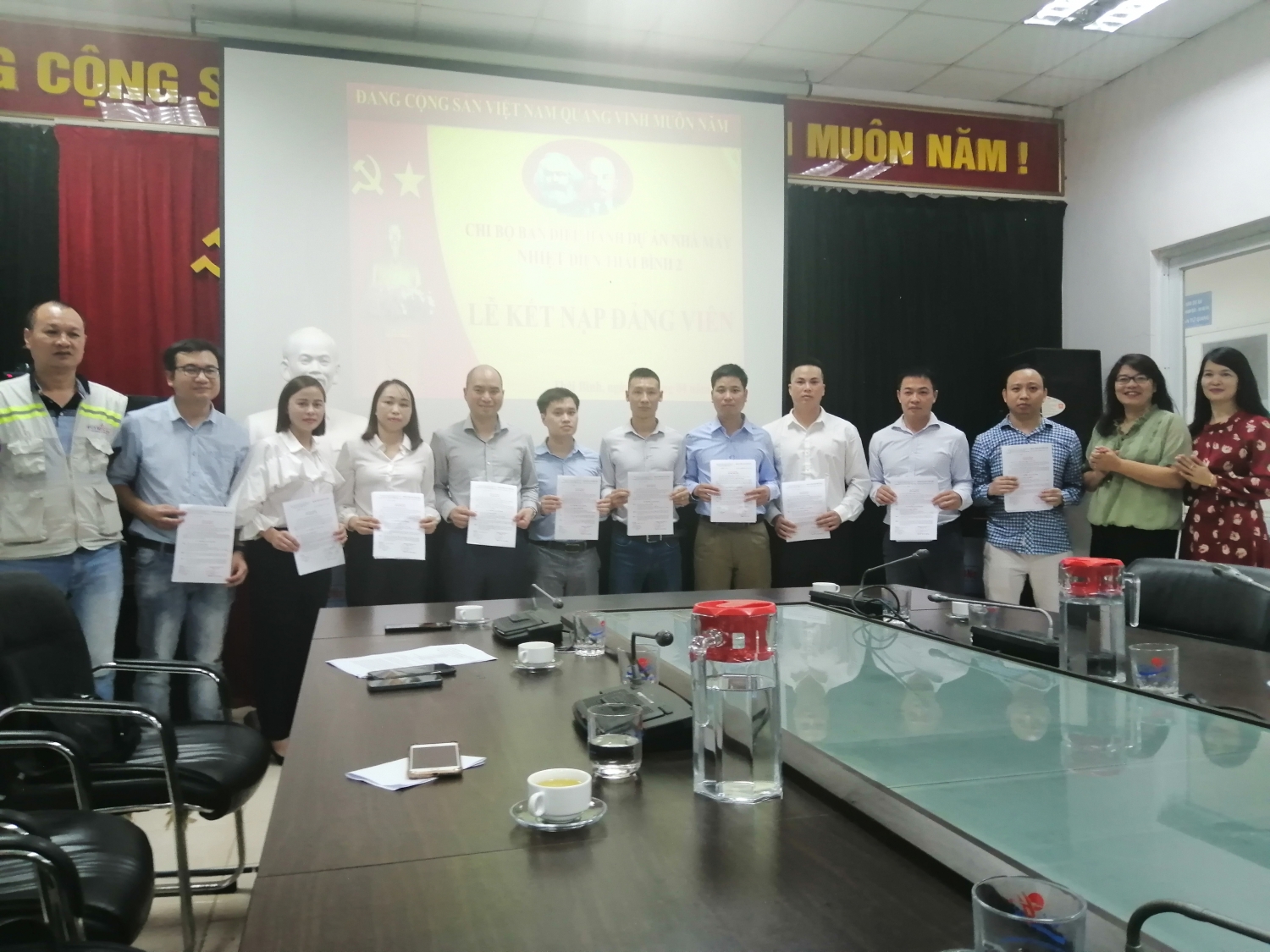Đảng ủy PETROCONs tổ chức kết nạp Đảng và trao thẻ đảng viên trên công trường NMNĐ Thái Bình 2