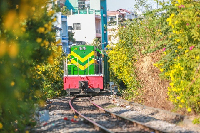 TPHCM biến đường sắt thành đường hoa dài nhất Việt Nam - 3
