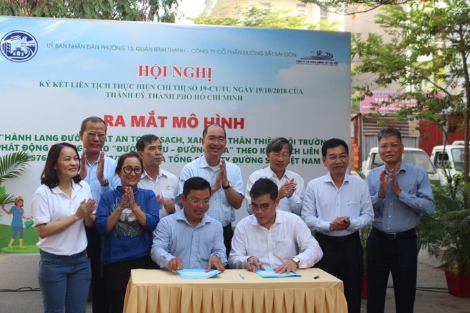 TPHCM biến đường sắt thành đường hoa dài nhất Việt Nam - 1