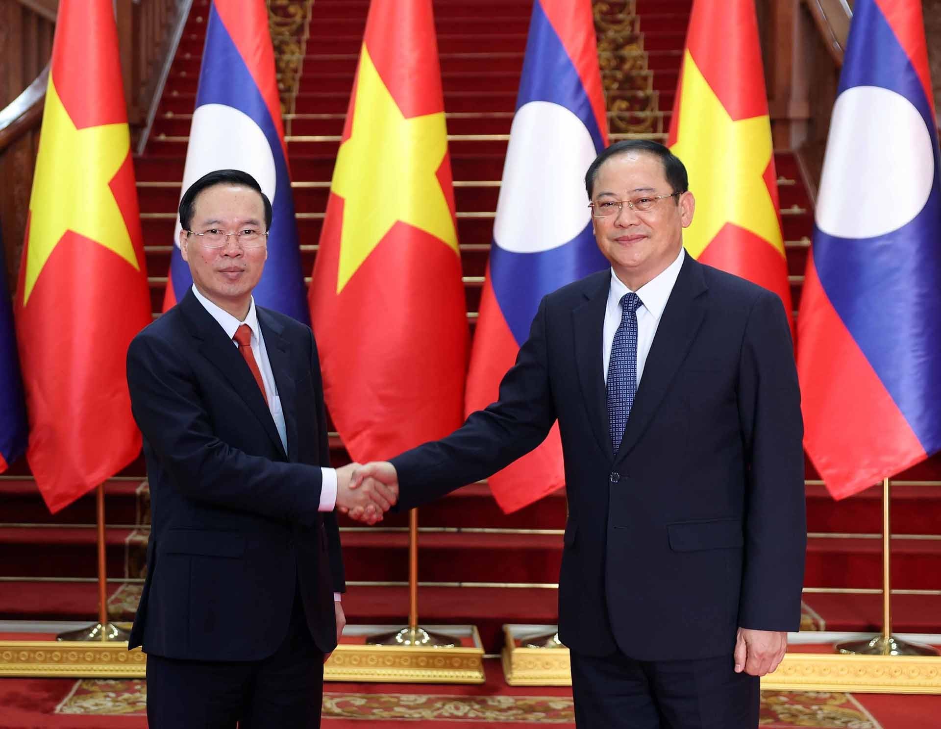 Chủ tịch nước Võ Văn Thưởng và Thủ tướng Lào Sonexay Siphandone. (Nguồn: TTXVN)