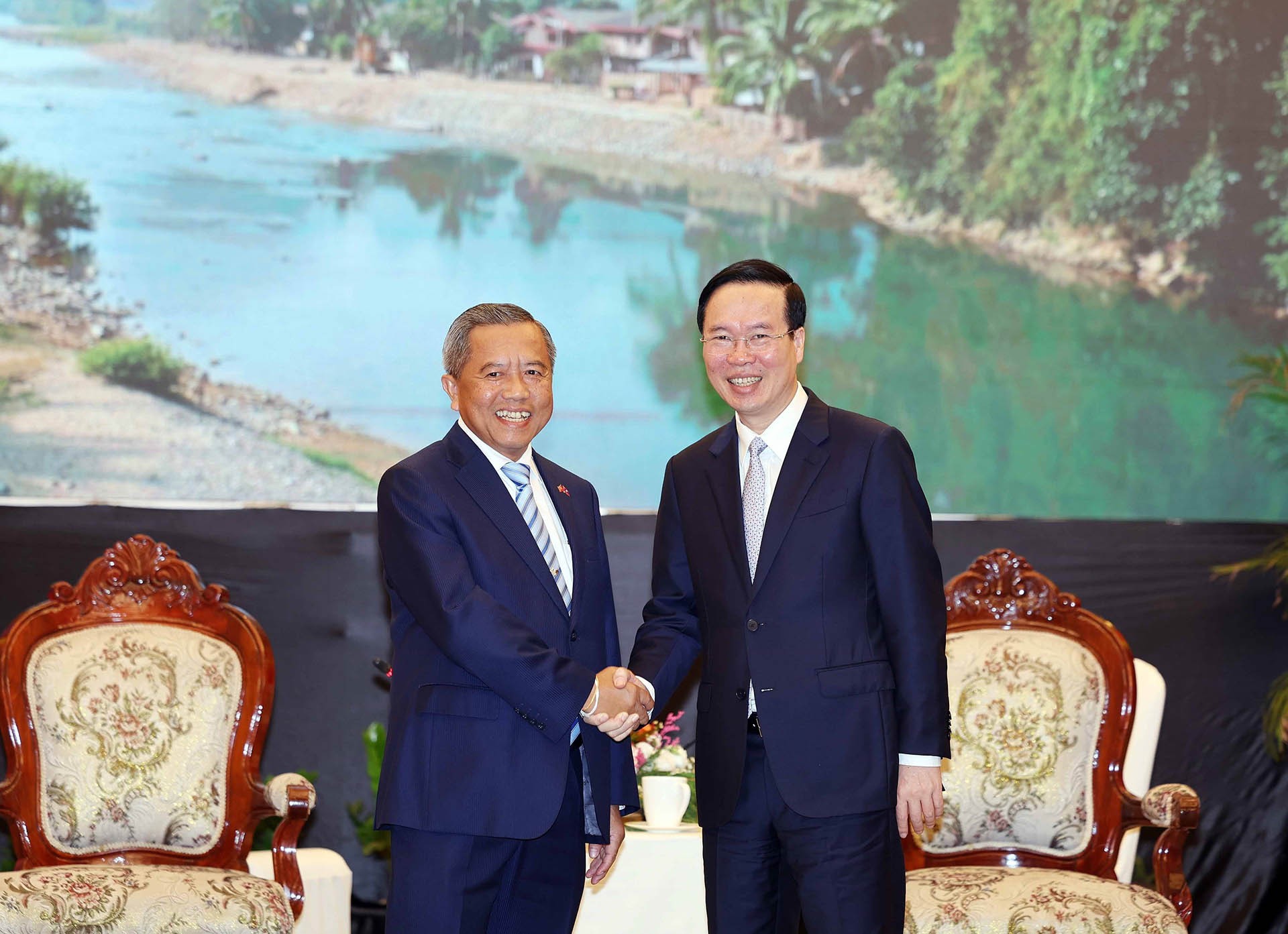Chủ tịch nước Võ Văn Thưởng tiếp Chủ tịch Hội hữu nghị Lào-Việt Nam Boviengkham Vongdara. (Nguồn: TTXVN)