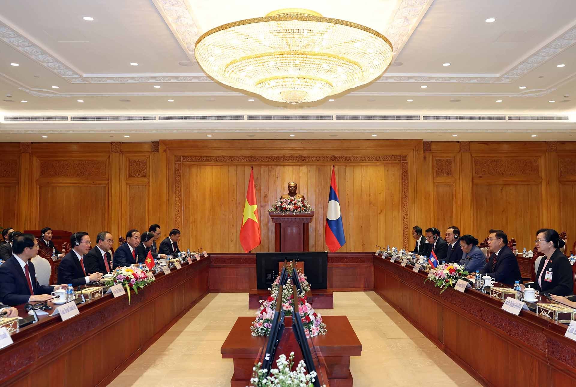 Chủ tịch nước Võ Văn Thưởng hội kiến Chủ tịch Quốc hội Lào Saysomphone Phomvihan. (Nguồn: TTXVN)