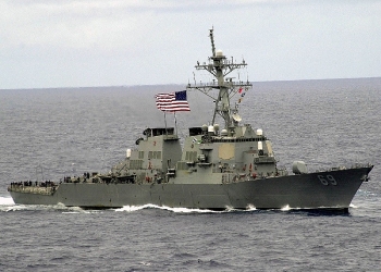 Tàu khu trục mang tên lửa dẫn đường Mỹ thực hiện "quyền hàng hải" ở Biển Đông
