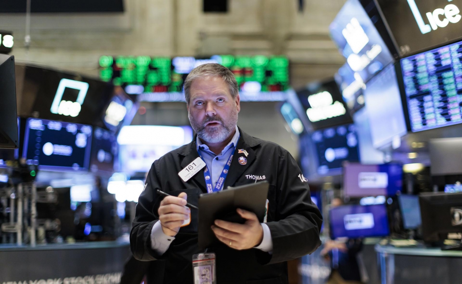 Thị trường chứng khoán thế giới ngày 12/4: Cổ phiếu chu kỳ nối dài đà tăng
