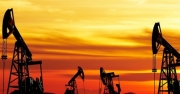 Sản lượng dầu của OPEC+ sụt giảm lớn nhất trong 10 tháng