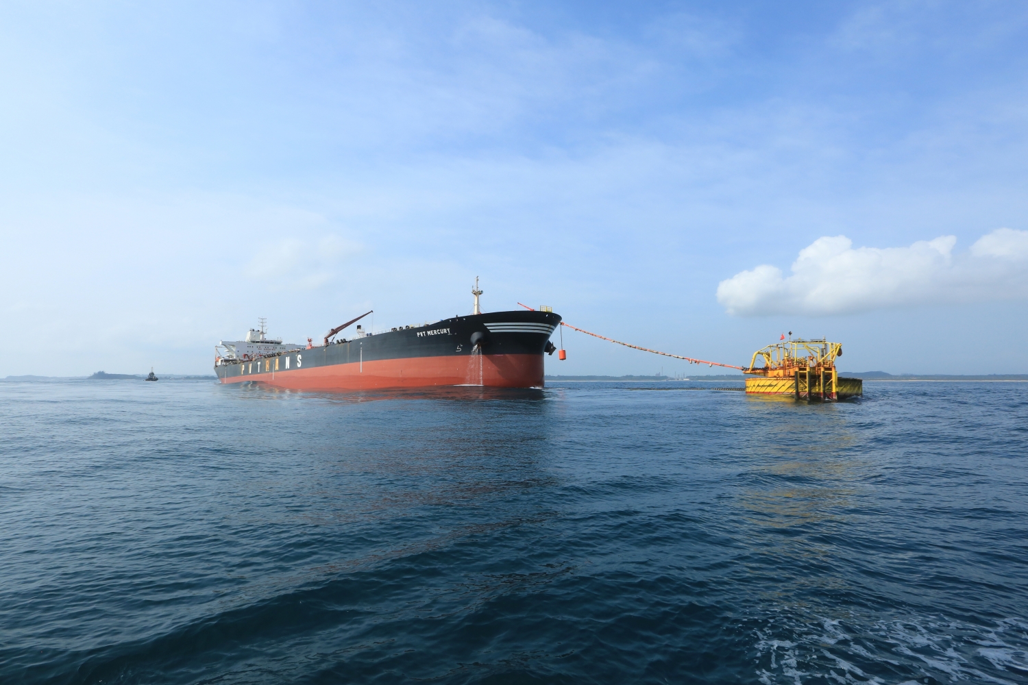Nhập dầu thô trên vịnh Việt Thanh cung cấp nguyên liệu cho NMLD Dung Quất
