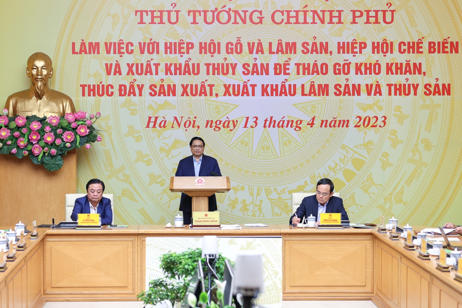 Thủ tướng Phạm Minh Chính chủ trì Hội nghị làm việc với Hiệp hội Gỗ và lâm sản, Hiệp hội Chế biến và xuất khẩu thủy sản Việt Nam.