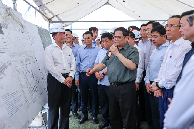 Thủ tướng đi thử nghiệm tàu metro Bến Thành - Suối Tiên, thúc đẩy dự án nút giao thông lớn nhất TPHCM