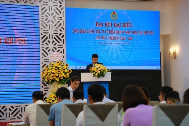Đồng chí Nguyễn Văn Bắc - Chủ tịch Công đoàn cơ sở Công ty trình bày báo cáo tổng kết