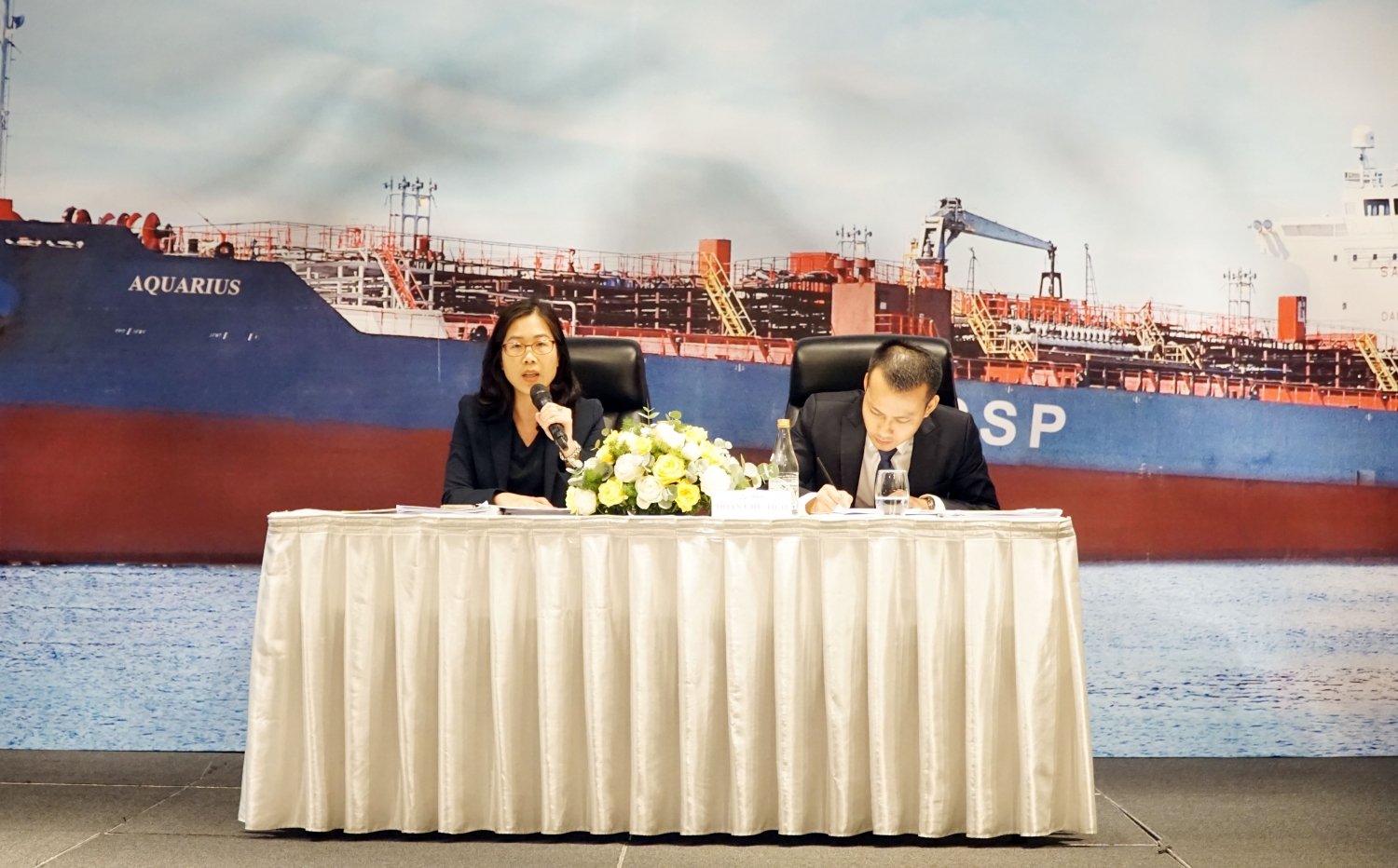 Lãnh đạo Gas Shipping trao đổi với cổ đông trong phần thảo luận