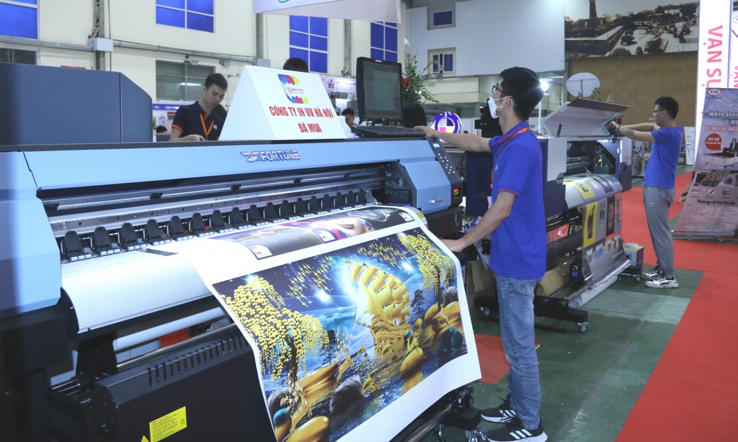 Trưng bày nhiều thiết bị và công nghệ quảng cáo Việt Nam, máy móc ngành in ấn Trưng bày nhiều thiết bị và công nghệ quảng cáo Việt Nam, máy móc ngành in ấn