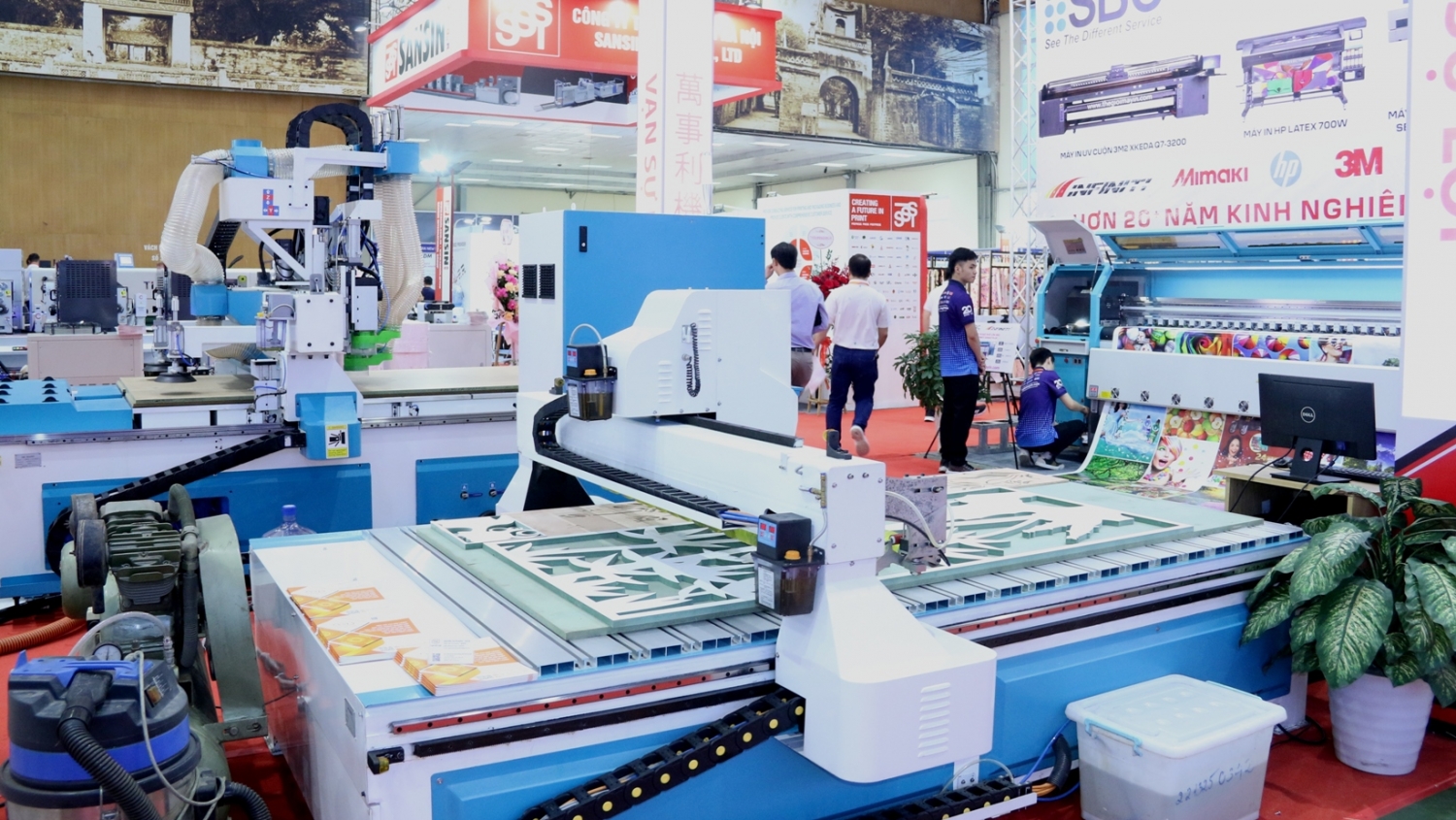 Trưng bày nhiều thiết bị và công nghệ quảng cáo Việt Nam, máy móc ngành in ấn Trưng bày nhiều thiết bị và công nghệ quảng cáo Việt Nam, máy móc ngành in ấn