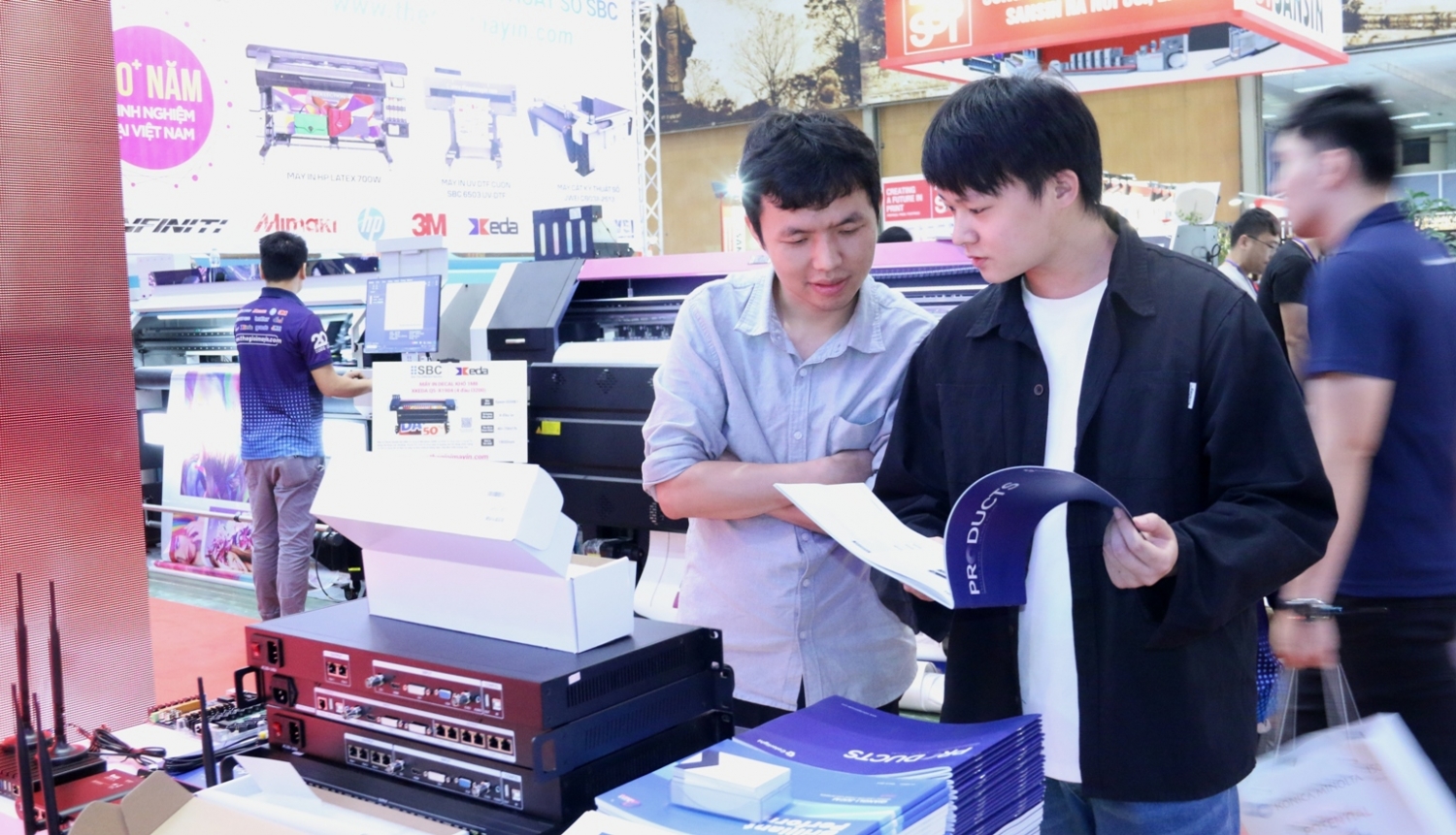 Trưng bày nhiều thiết bị và công nghệ quảng cáo Việt Nam, máy móc ngành in ấn