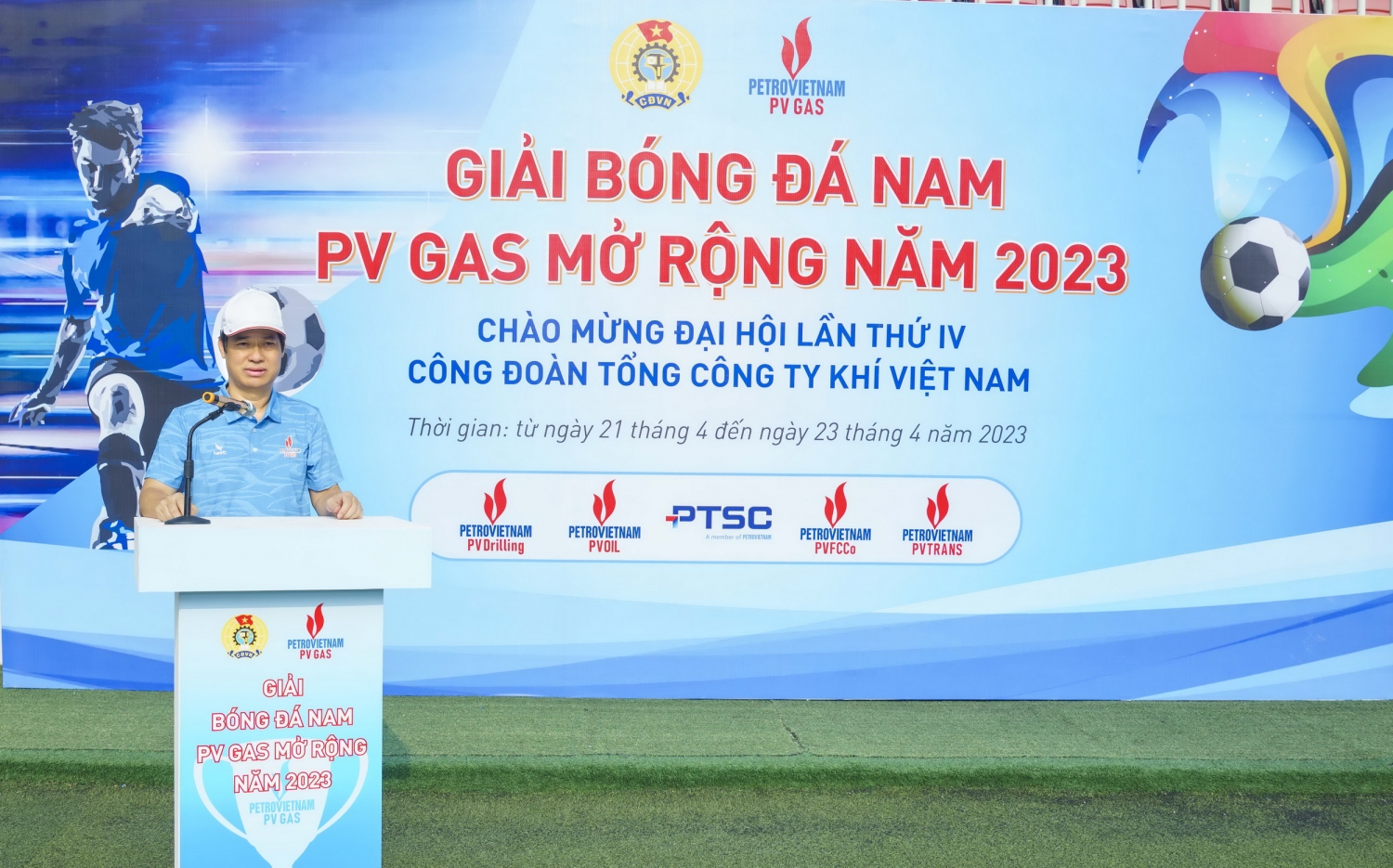 Ông Trần Xuân Thành - Chủ tịch Công đoàn PV GAS phát biểu khai mạc Giải, gửi lời chào mừng và chúc các đội tuyển thi đấu thành công
