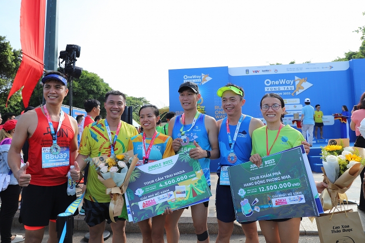 Lê Tấn Hi - Nguyễn Thị Minh Hiền xuất sắc trở thành nhà vô địch full Nam, Nữ OneWay Vũng Tàu Marathon 2023