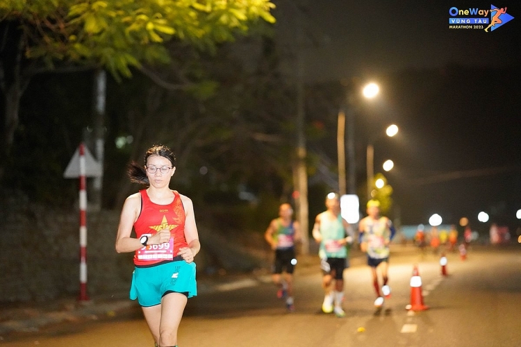 Lê Tấn Hi –Nguyễn Thị Minh Hiền xuất sắc trở thành nhà vô địch Full Nam, Nữ OneWay Vũng Tàu Marathon 2023