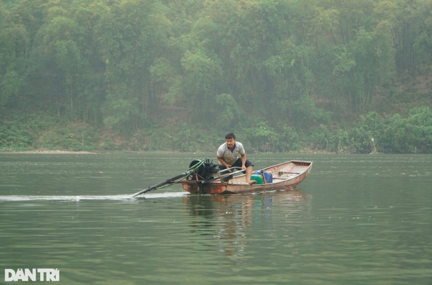 Người dân huyện vùng cao tỉnh Thanh Hóa vào mùa cào hến trên sông Mã.