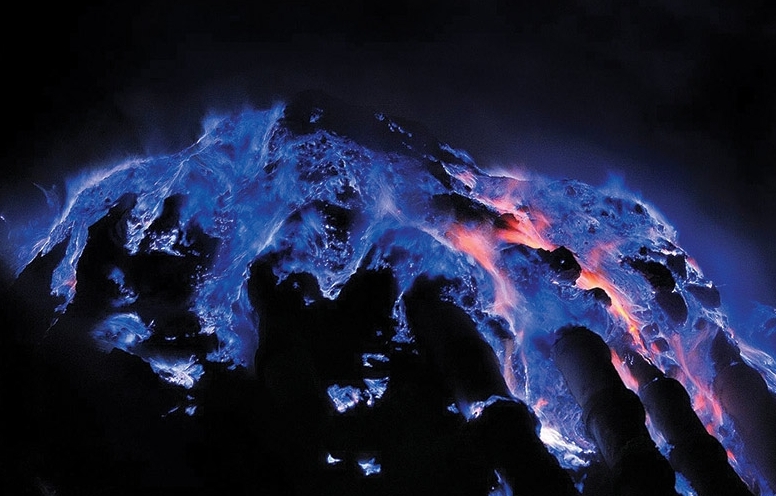 Núi lửa phun dung nham xanh liên tục