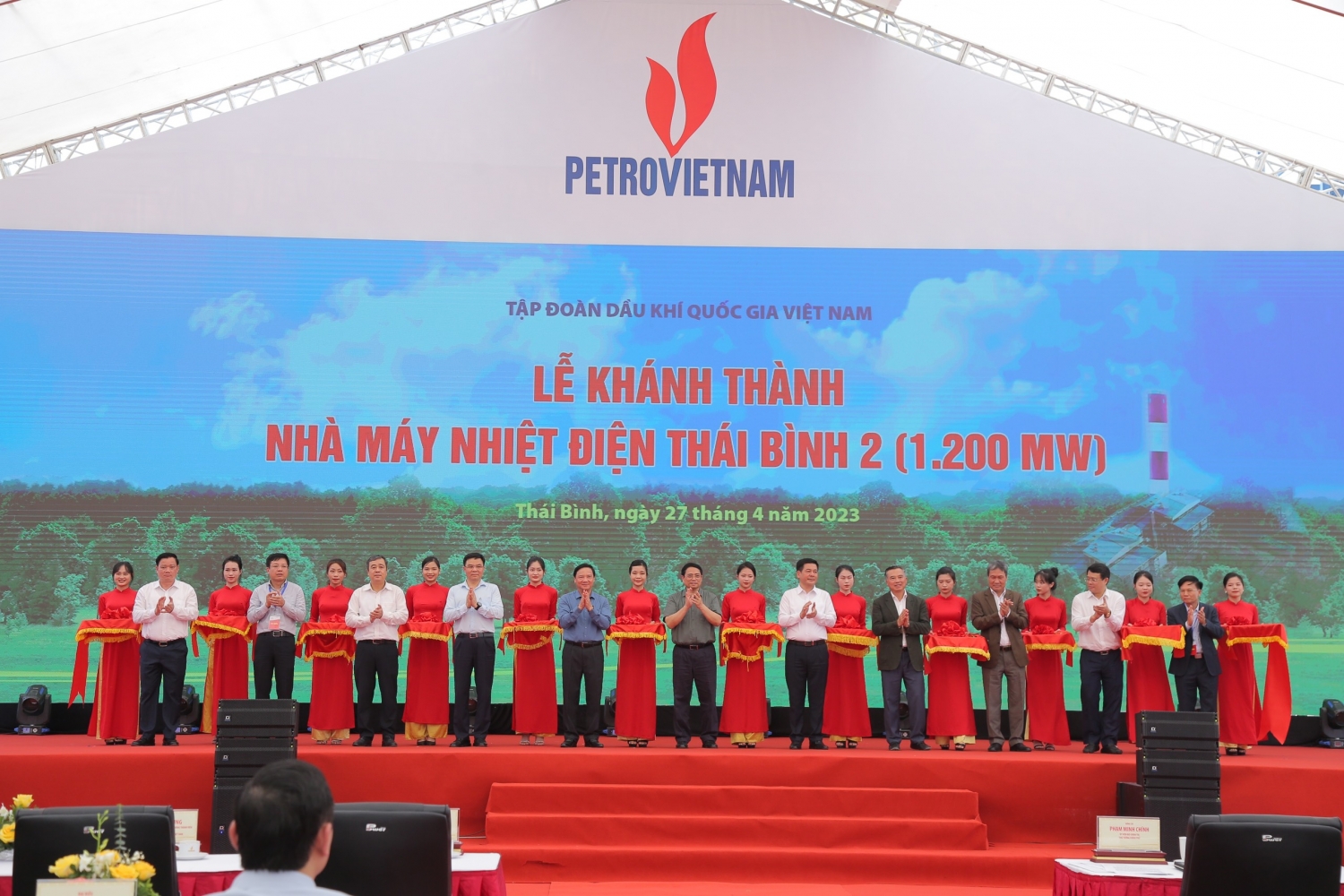 Các tập thể vinh dự nhận bằng khen tại Lễ khánh thành Nhà máy nhiệt điện Thái Bình 2