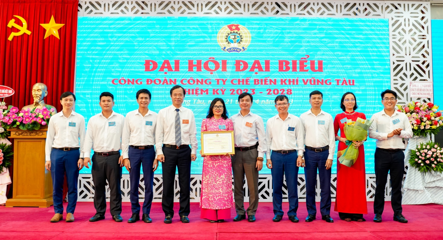 Công đoàn PV GAS trao khen thưởng cho tập thể Công đoàn Công ty Chế biến Khí Vũng Tàu – đơn vị xuất sắc trong nhiệm kỳ 2018-2023