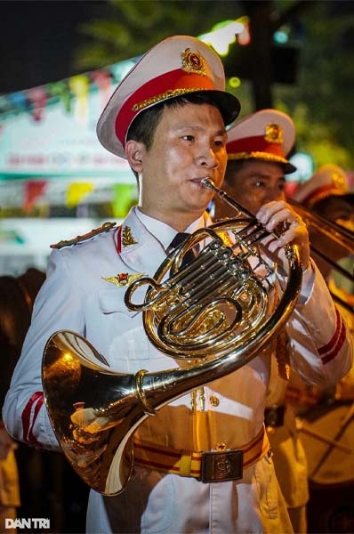 Mãn nhãn với đoàn quân nhạc biểu diễu trên đường phố Đà Nẵng