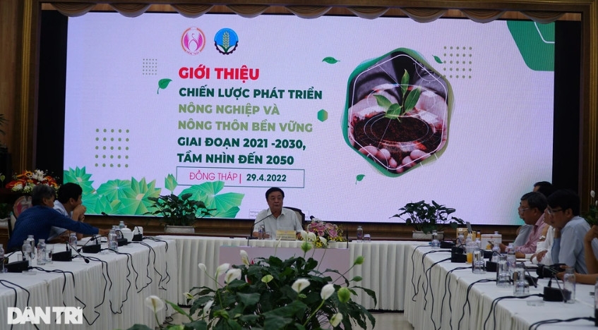 Bộ trưởng Lê Minh Hoan đề nghị nông dân chủ động hơn, tìm giải pháp tiết kiệm và nối dài chuỗi giá trị trong sản xuất (Ảnh: Nguyễn Cường).
