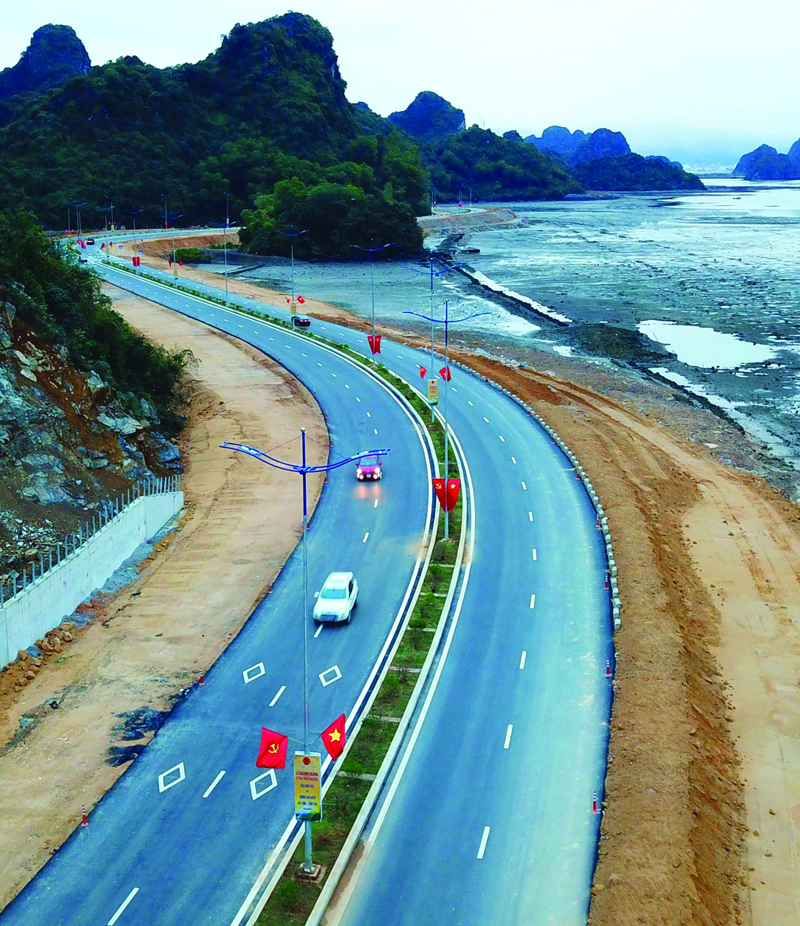 Tuyến đường ven biển kết nối Hạ Long – Cẩm Phả, Quảng Ninh tạo thuận lợi cho liên kết vùng kinh tế trọng điểm, phát triển kinh tế biển. Ảnh: Lê Toàn