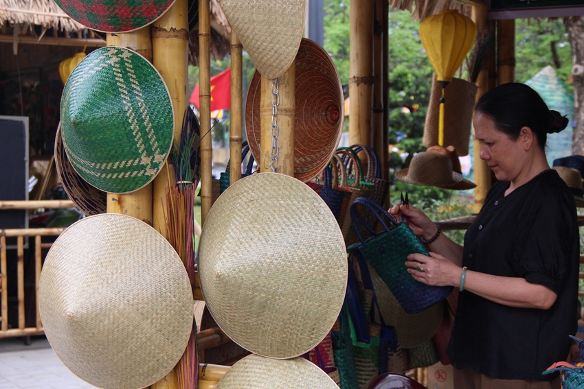 Thừa Thiên Huế: Du khách thích thú trải nghiệm tinh hoa làng nghề