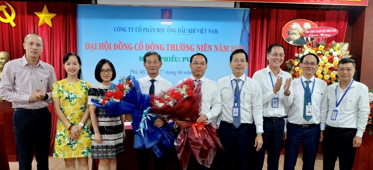 Ông Đỗ Đông Nguyên – Thành viên HĐQT PV GAS, các đại biểu và Ban lãnh đạo PV Coating tặng hoa chúc mừng các thành viên HĐQT mới được bầu chọn