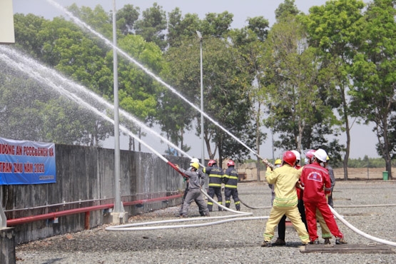 Diễn tập phương án chữa cháy và ứng phó sự cố tràn dầu tại Nhà máy điện Nhơn Trạch 2
